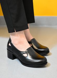 کفش زنانه چرم طبیعی برند سهیل مشکی مدل چشمی