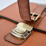 کیف دوشی مردانه چرم طبیعی برند چنار مدل قفل ناخنی عسلی