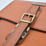 کیف دوشی مردانه چرم طبیعی برند چنار مدل قفل ناخنی عسلی