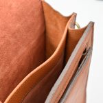 کیف دوشی مردانه چرم طبیعی برند چنار مدل قفل ناخنی عسلی