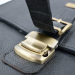 کیف دوشی مردانه چرم طبیعی برند چنار مدل قفل ناخنی مشکی