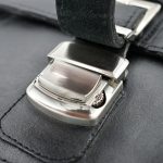 کیف دوشی مردانه چرم طبیعی برند چنار مدل قفلی مشکی